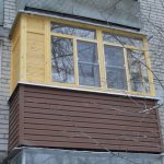 Балкон с деревннями окнами в Нижнем Новгороде